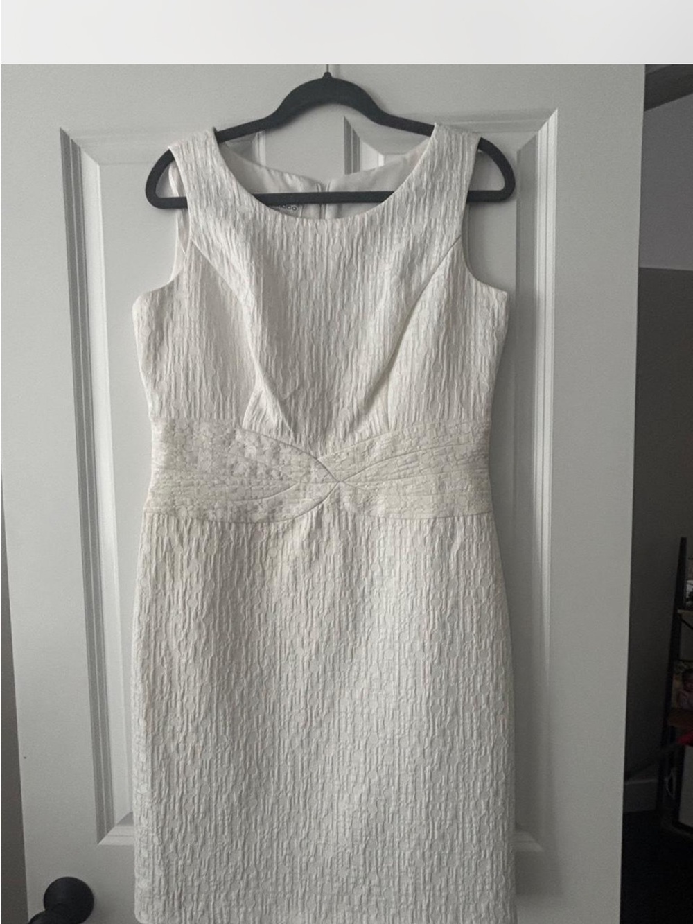 Donna Ricco Cream Textured Sleeveless Sheath Dress